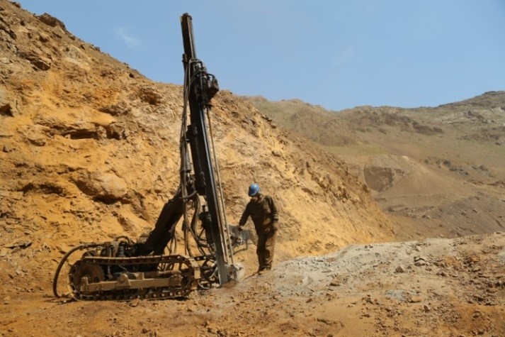عملیات حفاری در معدن آهنگران برای استخراج سنگ آهن